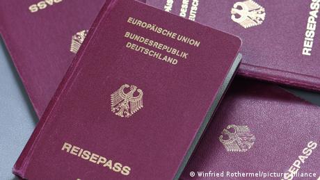 Германски паспорт вече да се взима след пет години без