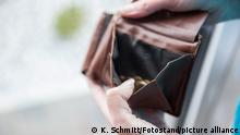 Bamberg, Deutschland 14. April 2021: Eine Frau hält ein Portemonnaie in den Händen, in der Geldbörse sind verschiedene Eurostücke.