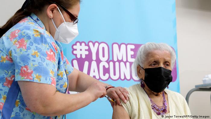 Chile empezó este lunes a aplicar la cuarta dosis de la vacuna a personas de grupos de riesgo.