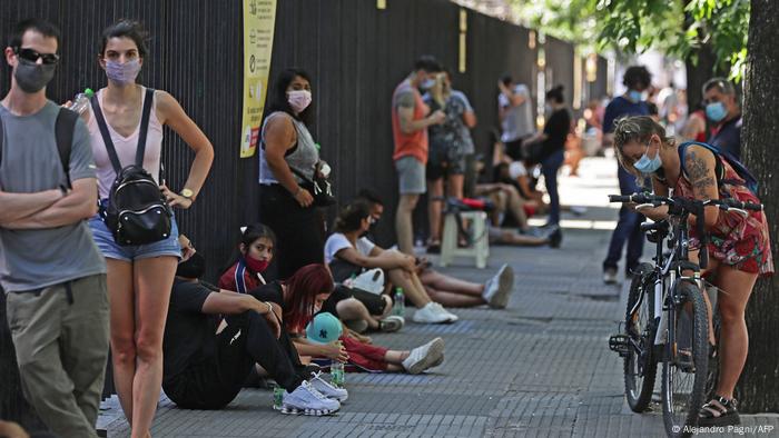 Argentina viene registrando más de 100 mil casos diarios de coronavirus. Por eso, cientos de personas acuden a hacer pruebas anticovid.