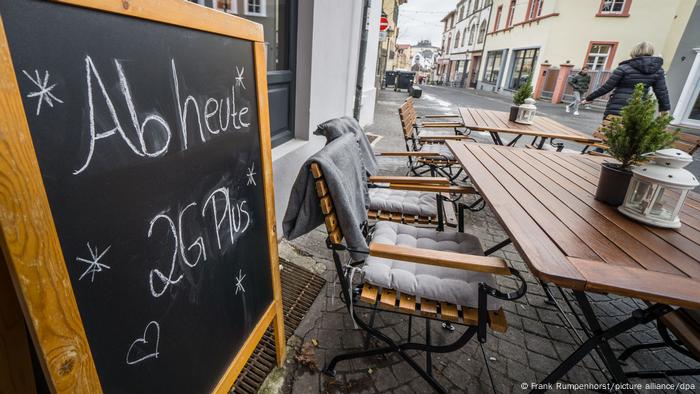 Ein Schild verweist auf die neue 2G-plus-Regel in Restaurants