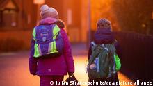 Zwei Schüler gehen am frühen Morgen auf dem Schulweg zu ihrer Grundschule in der Region Hannover. In Niedersachsen beginnt nach den Weihnachtsferien der Unterricht in den Schulen mit täglicher Testpflicht auf das Corona-Virus.