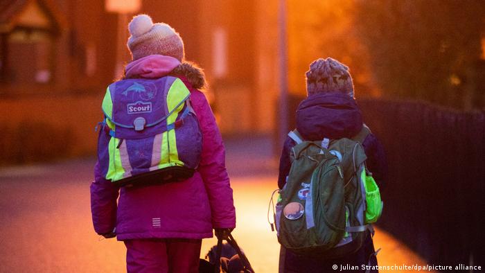 Zwei Schulkinder auf dem Weg zur Schule.