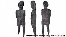 Vorder-, Rücken- und Seitenansicht einer antiken Holzfigur, die vernutlich eine Tunika trägt