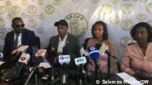 Bild: 1-3 Balderas For True Democracy party president Eskindir Nega (with Golf cape in the middle) and his colleagues gives press briefing for the first time after they were released last Friday, Ethiopia, 13.01.2022
Titel: Balderas For True Democracy party president Eskindir Nega and his colleagues gives press briefing
Author/ Foto by Solomon Muchie (DW Amharic correspondent)
Schlagwörter: Eskindir Nega, Addis Aeba, Ethiopia Äthiopien, 13.02.2022