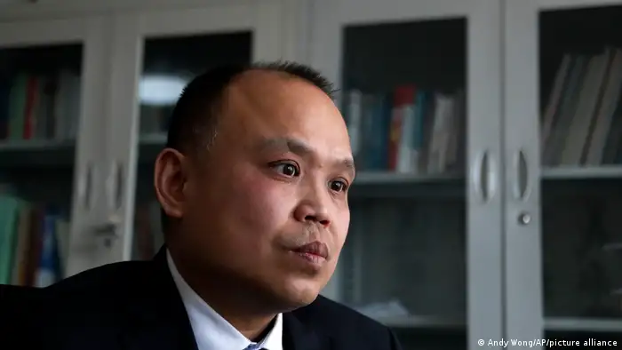 图为中国人权律师余文生2017年在他位于北京的办公室中接受访问（资料照）