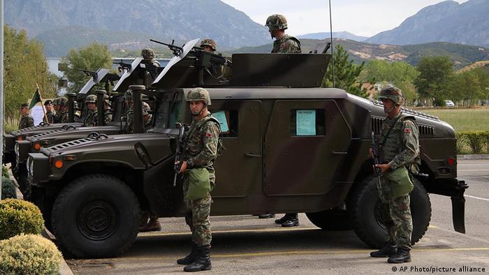 Албански војници во Тирана: Албанската армија е опремена со американски борбени возила Хамви