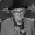 Herbert Achternbusch mit Hut und Brille in einem Schwarzweiß-Foto