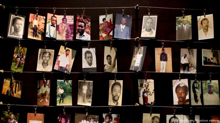 Bilder von Opfern des Völkermordes in der Genozid-Gedenkstätte in der Hauptstadt Kigali