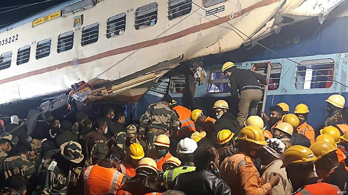 Equipes de resgate de capacete amarelo tentando entrar em ferragens de trem Equipes de resgate de capacete amarelo tentando entrar em ferragens de trem