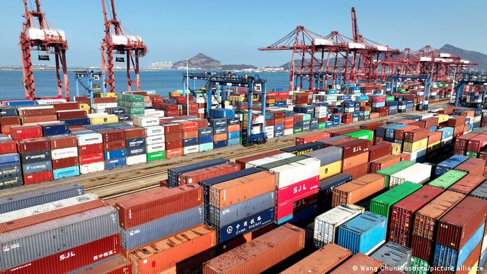 Puerto de China lleno de contenedores.