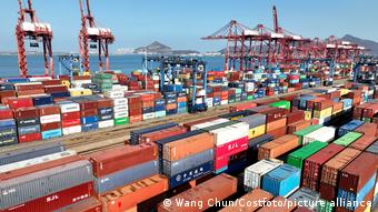 Контейнеры с экспортными товарами в одном из китайских портов