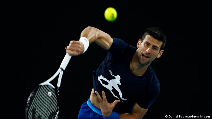 Novak Djokovic übt im Training einen Aufschlag