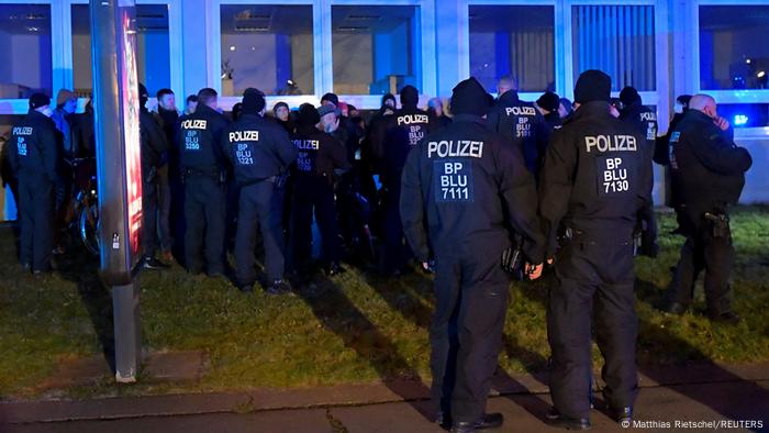 Un groupe de policiers devant le bâtiment 