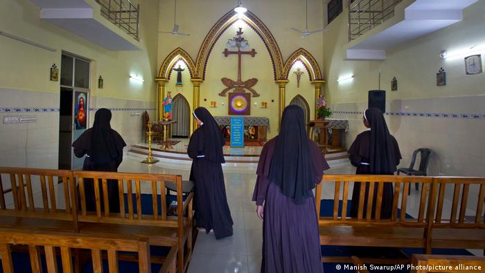 Indien | Nonnen in einer Kapelle 