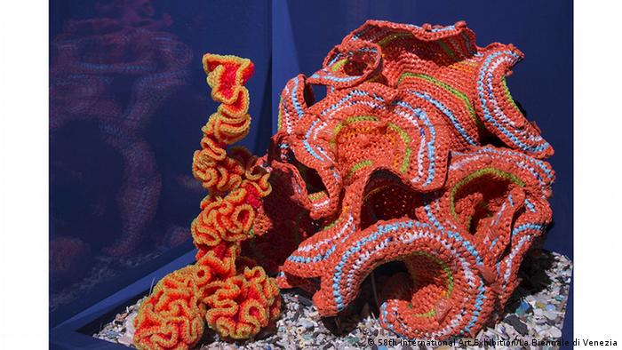 Gehäkelte gekräuselte Korallen in Lachs- und Sonnenaufgangsfarben von Crochet Coral Reef Project