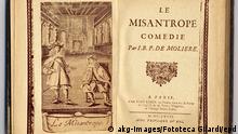 Erstausgabe der Komoedie Le Misanthrope (Der Menschenfeind) von Moliere (Molière, 1622-1673). Die Komoedie wurde am 4. Juni 1666 uraufgefuehrt.
Moliere kannte sein Publikum. Schliesslich war er 13 Jahre lang mit seiner Theatertruppe durch die Provinz gezogen und hatte dem Volk aufs Maul geschaut. Jean-Baptiste Poquelin, der vor 400 Jahren, am 15. Januar 1622, als Sohn eines koeniglichen Dekorationskuenstlers in Paris geboren wurde, wollte lieber Schauspieler sein als das Amt seines Vaters zu uebernehmen. Koeniglich wurde er trotzdem: 1665 durften er und seine szenischen Mitstreiter sich Truppe des Koenigs nennen. Da hatte er schon laengst seinen Kuenstlernamen Moliere angenommen. (Siehe epd-Feature vom 10.01.2022)