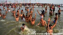 India: Hindu pilgrims bathe in Ganges despite COVID surge