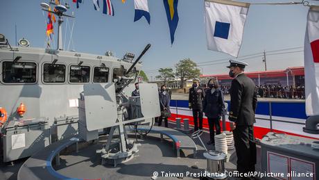 今年1月，蔡英文在高雄视察海军舰艇 