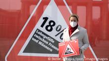 Franziska Giffey, Equal Pay Day DEU, Deutschland, Germany, Berlin, 10.03.2021 Franziska Giffey, Bundesfamilienministerin SPD, mit Schild Weg Mit der Lohnluecke zum Thema 18 Prozent Lohngefaelle zwischen Frauen Und Maennern auf der Kundgebung Equal Pay Day vom Deutschen Gewerkschaftsbund DGB, Deutscher Frauenrat, Sozialverband Deutschland und der SPD unter dem Motto Kommt Zsammen Fuer Gleichen Lohn in Berlin. Die Demostration fordert die selbe Bezahlung von Frauen und Maenner, Gleicher Lohn fuer gleiche Arbeit, Gleichberechtigung und mehr Rechte von Frauen. Der EqualPayDay ist der Tag des Jahres, der symbolisch die Grenze markiert, bis zu der Frauen hierzulande umsonst arbeiten. en: Franziska Giffey, Federal Minister for the Family SPD, wit 