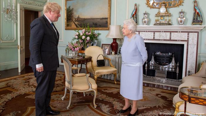 Boris Johnson (l) and Queen Elizabeth (r) at Buckingham Palace