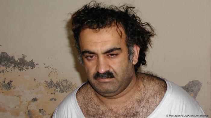 Khalid Sheikh Mohammed mit wirren Haaren und einem alten T-Shirt