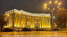 Dieses undatierte, vom Pressedienst des ukrainischen Außenministeriums veröffentlichte Foto zeigt das Gebäude des ukrainischen Außenministeriums bei Schneefall. In der Ukraine hat es einen massiven Hackerangriff auf Internetseiten der Regierung gegeben. Dazu sei es in der Nacht zum 14.01.2022 gekommen, teilte das Bildungsministerium am Morgen in der Hauptstadt Kiew via Facebook mit. +++ dpa-Bildfunk +++