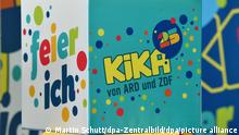 Werbematerial des Kinderkanal (KiKA) steht im MDR Landesfunkhaus Thüringen. KiKA ist ein Gemeinschaftsprogramm von ARD und ZDF und seit dem 1. Januar 1997 auf Sendung. Das Programm richtet sich an junge Zuschauer von drei bis 13 Jahren. Der Kinderkanal hat seinen Sitz in Erfurt. +++ dpa-Bildfunk +++