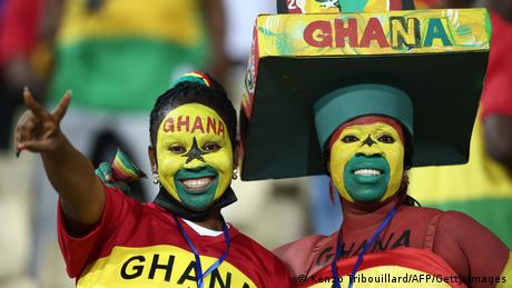 مشجعو منتخب غانا خلال مباراة منتخب بلادهم مع الجابون في المجموعة الثالثة في كأس الأمم الأفريقية 20212021 (14/1/2022)