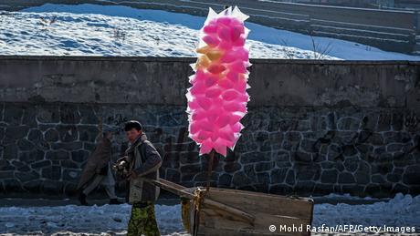 Момче во Авганистан се обидува да продаде малку шеќерна волна на улиците на Кабул и да заработи за леб. Оваа фотографија е направена на улиците на главниот град на Авганистан вчера, на денот кога генералниот секретар на Обединетите нации, Антонио Гутереш, побара од САД и Светска банка да ги ослободат финансиските средства за државата кои беа замрзнати по доаѓањето на талибанците на власт.