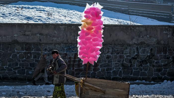 Момче во Авганистан се обидува да продаде малку шеќерна волна на улиците на Кабул и да заработи за леб. Оваа фотографија е направена на улиците на главниот град на Авганистан вчера, на денот кога генералниот секретар на Обединетите нации, Антонио Гутереш, побара од САД и Светска банка да ги ослободат финансиските средства за државата кои беа замрзнати по доаѓањето на талибанците на власт.