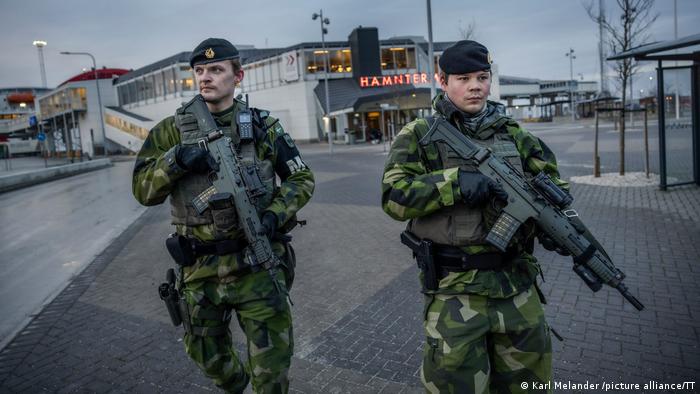 Schweden - Soldaten patrouillieren in Gotland