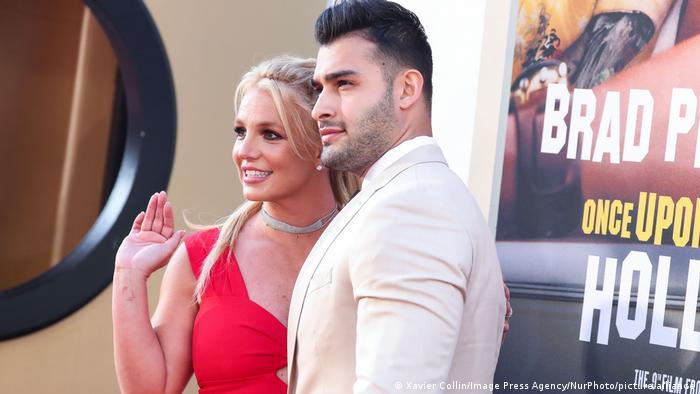 Britney Spears con su esposo, Sam Asghari. Fue en su boda, el 9 de junio de 2022, que irrumpió presuntamente su exesposo Jason Alexander.