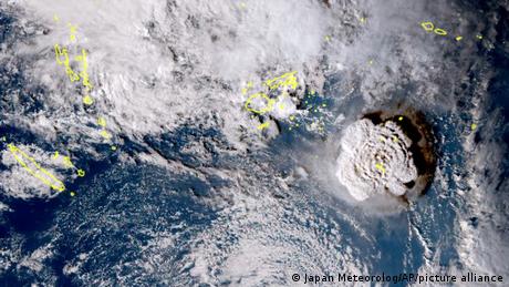 Imagen satélite de la erupción volcánica subterránea del 15 de enero en el Océano Pacífico cerca de Tonga