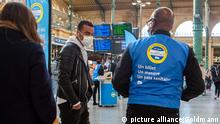 Kontrolleure überprüfen während der Coronapandemie im November 2021 die 2G-Nachweise der Reisenden auf dem Bahnhof Gare du Nord in Paris ( Frankreich ).