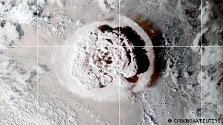 Imagen satelital de la erupción del volcán submarino en Tonga