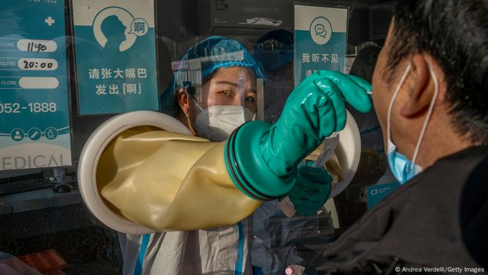 Ein Mann wird in einer Teststation in Peking getestet