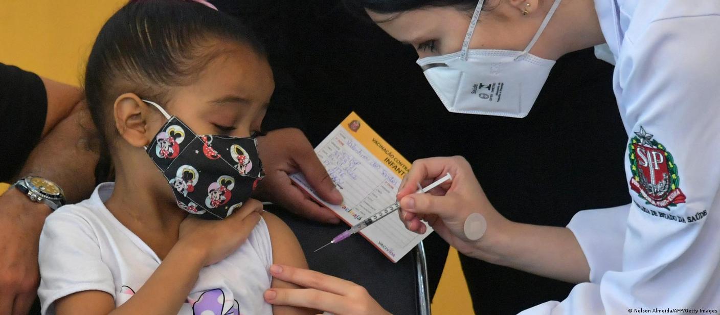 Menina recebe vacina no Hospital das Clínicas, em São Paulo