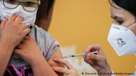 Brasilien | Coronavirus | Ein Kind wird in den Oberarm gespritzt