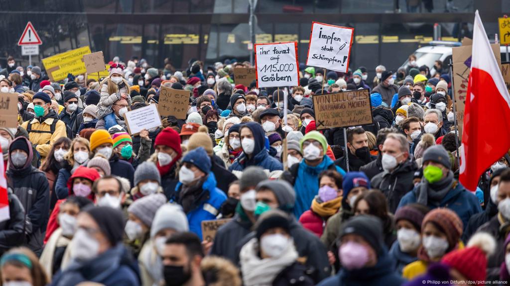 Germany: Thousands protest coronavirus pandemic policies | News | DW |  15.01.2022