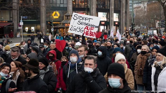 Participants à une manifestation contre les mesures COVID