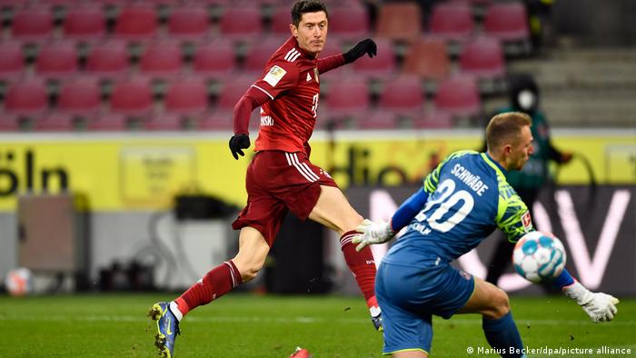 Lewandowski scores his 299th Bundesliga goal against Cologne