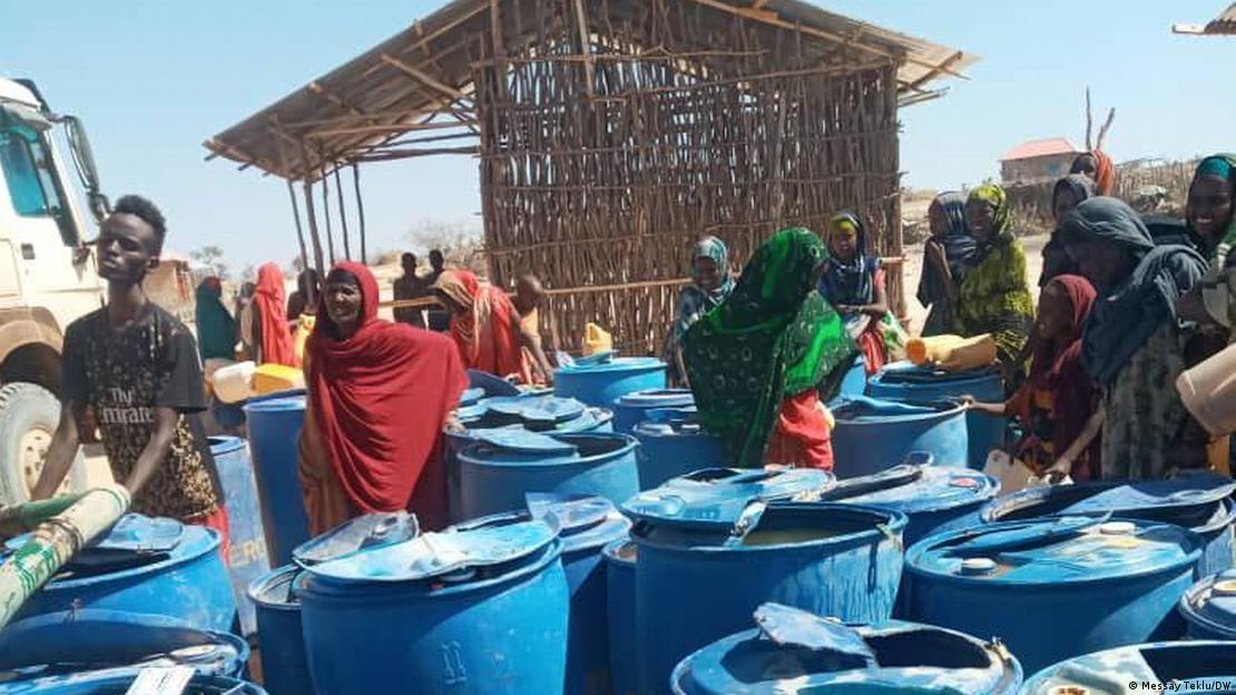 Somali'de su kıtlığı çeken insanlar 