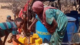 En période de sécheresse, il est difficile aussi de s'approvisionner en eau (photo prise à Diredawa, en Ethiopie)