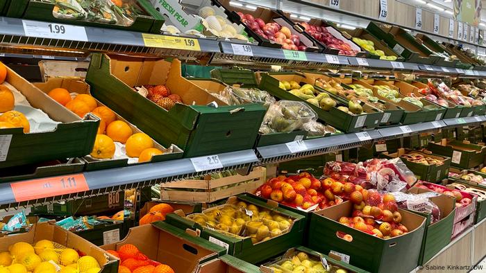 Une section de produits dans un supermarché de Berlin 