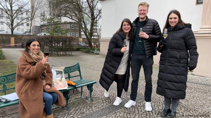 Un couple célébrant leur cérémonie de mariage civil à l'extérieur d'un bureau d'enregistrement de Berlin