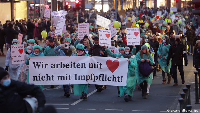 Противники обязательной вакцинации от коронавируса в Дюссельдорфе, 15 января 2022 года
