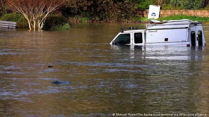 Im kalifornischen Santa Cruz hat der Tsunami Strände und Parkplätze überschwemmt