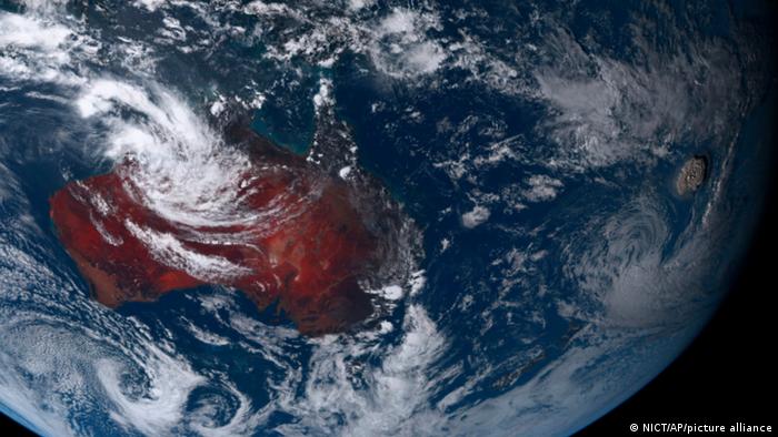 Imagen satelital del 15 de enero: a la derecha de Australia se puede ver la erupción volcánica en el borde de la imagen.