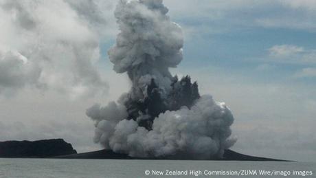Гъст пласт вулканична пепел е покрил малкото тихоокеанско кралство Тонга